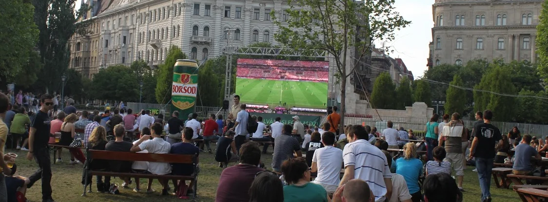 Se EM i fotboll utomhus i Budapest på Szabadság Tér.