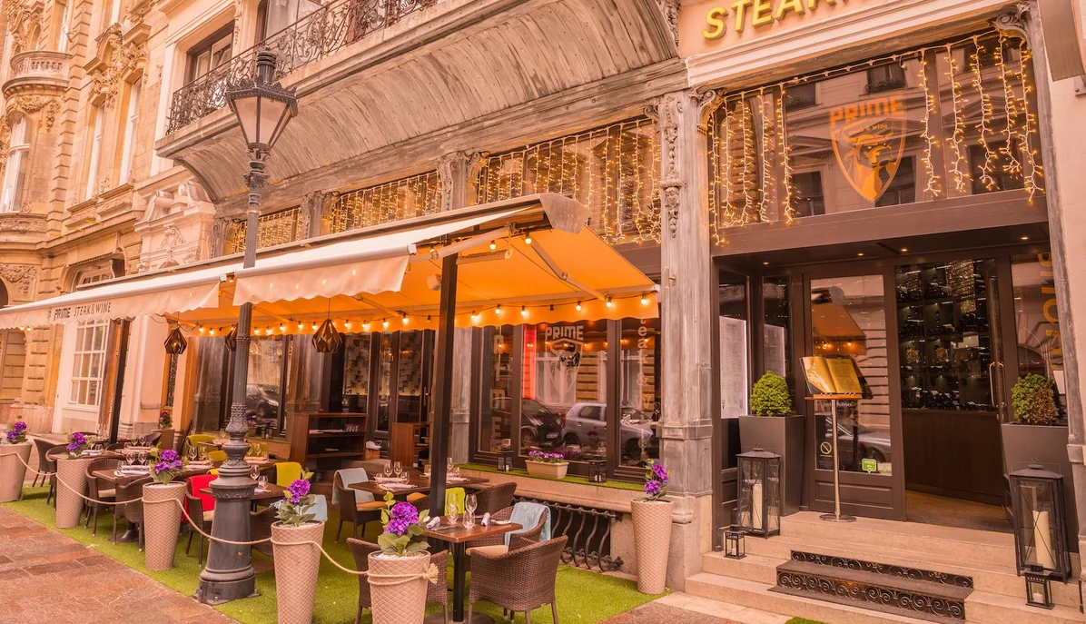 Det är möjligt att äta läckra biffar utomhus på Prime Steakhouse i Budapest.