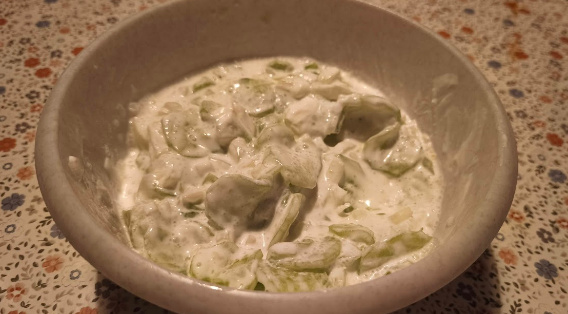Hur gör man gurksalladen med gräddfil som man älskade i Budapest?